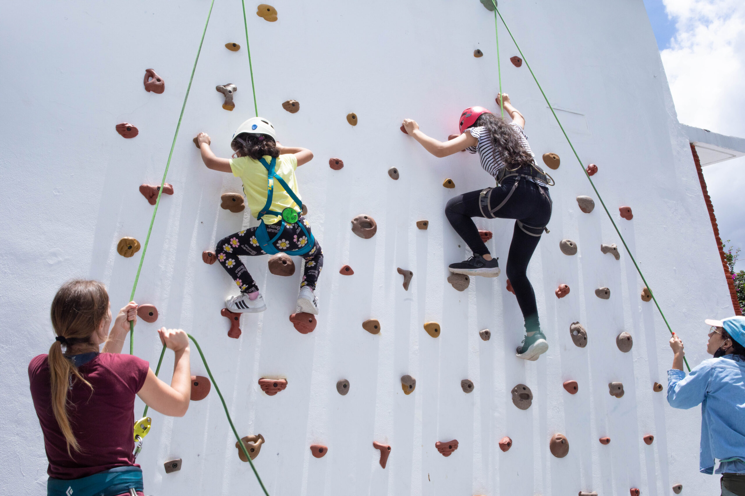 Clases de escalada para niñas y niños en beUp Burgos